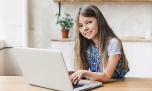 Dziewczynka przy laptopie