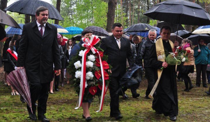 Złożenie kwiatów przy obelisku 