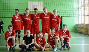 Drużyna ZS Księżpol w czerwonych strojach pozuje do zdjęcia grupowego