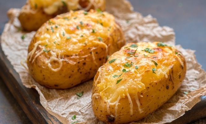 Pieczony ziemniak z serem