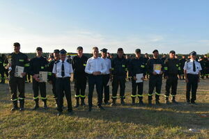 Strażacy OSP wraz z Wójtem Gminy z dyplomami za udział w zawodach sportowych