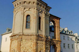 Zdjęcie przedstawia Basztę Firlejów w Dąbrowicy i Dom spotkań