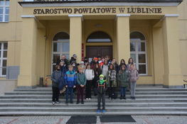 zdjęcie przedstawia grupę uczniów, którzy byli na lekcji ze starostą