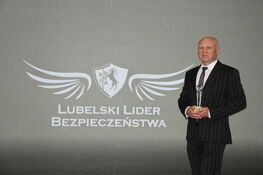 dyrektor szpitala SPZOZ w Bełżycach - Dariusz Kamiński na tle ścianki Lubelski Lider Bezpieczeństwa 
