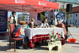 kadr z narodowego czytania, akcja na placu litewskim w Lublinie 