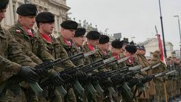 żołnierze podczas salwy honorowej na placu litewskim w lublinie 