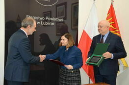 Zarząd Fundacji na rzecz seniorów BONUM VITAE nagrodził Powiat Lubelski.