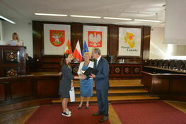 Starosta powiatu Lubelskiego wręcza nagrody i dyplomy.