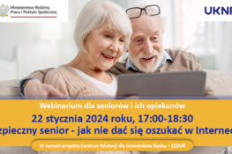 Starsze małżeństwo korzysta z laptopa na kanapie, uśmiechają się, tekst informacyjny o webinarze dla seniorów na bezpieczeństwo w internecie.