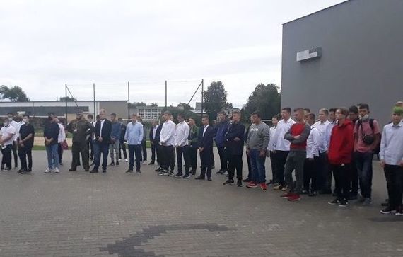 młodzież stojąca przed szkołą