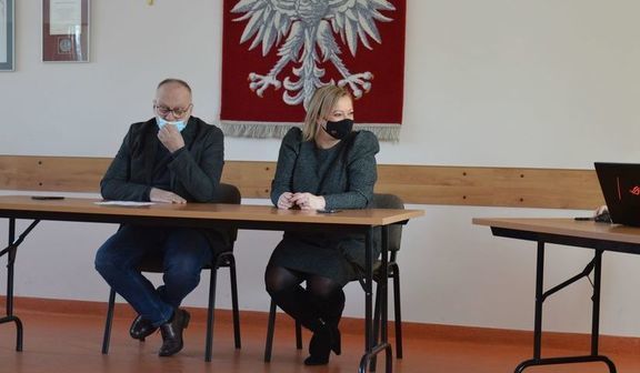 Dwie osoby siedzące w ławce