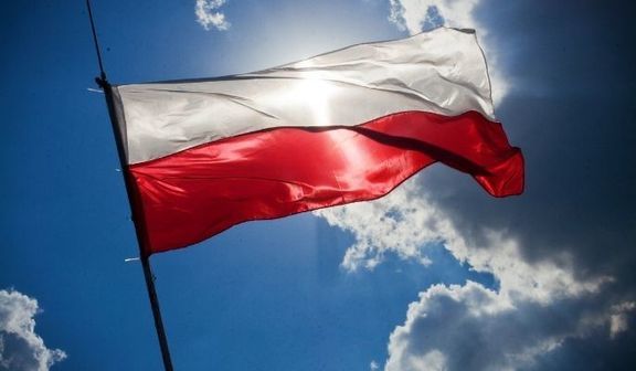 Flaga polska na tle nieba