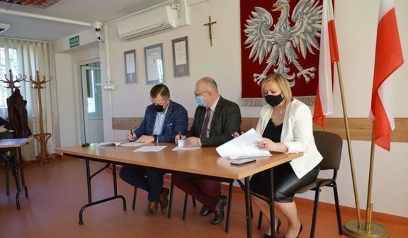 Starosta Rycki – Pan Dariusz Szczygielski i Wicestarosta Rycki – Pani Monika Kośmińska oraz Skarbnik Powiatu Ryckiego – Pani Aneta Działa