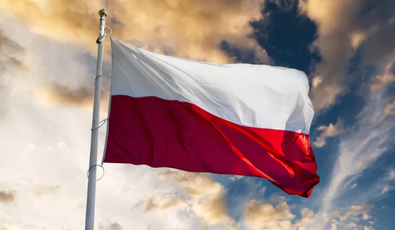Flaga polski na tle nieba