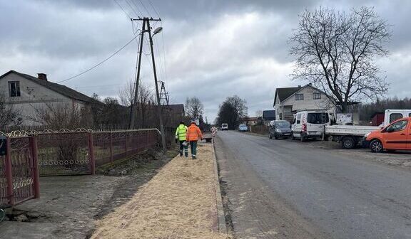 Trwają zaawansowane prace przy budowie chodnika drodze powiatowej Nr 1426L w miejscowości Borki.