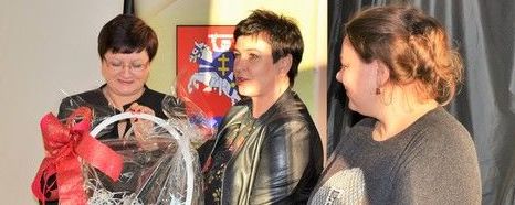 Starosta Danuta Smaga wręcza kosz słodyczy dla uczestników konkursu