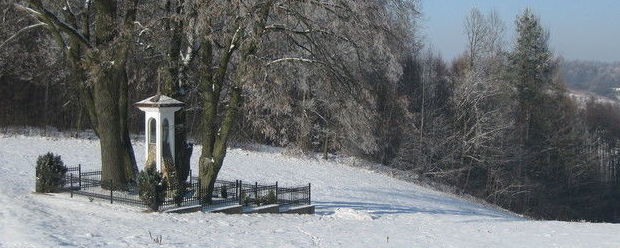 Kapliczka w Kęble w zimowej scenerii