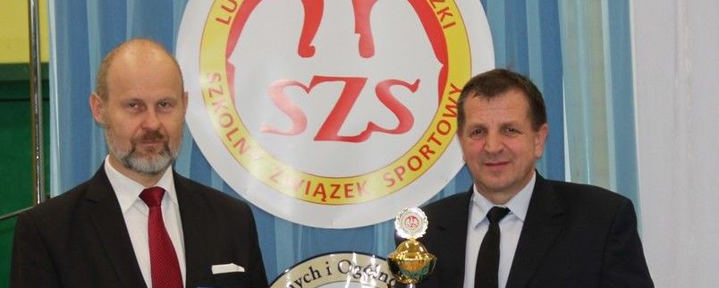 Puchar i dyplom z rąk reprezentującego Marszałka Województwa dyrektora Janusza Wawerskiego odebrał Członek Zarządu Jan Ziomka.