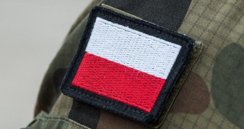 Flaga biało czerwona w formie naszywki na wojskowym mundurze moro