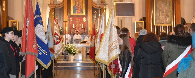 sztandary, wnętrze kościoła