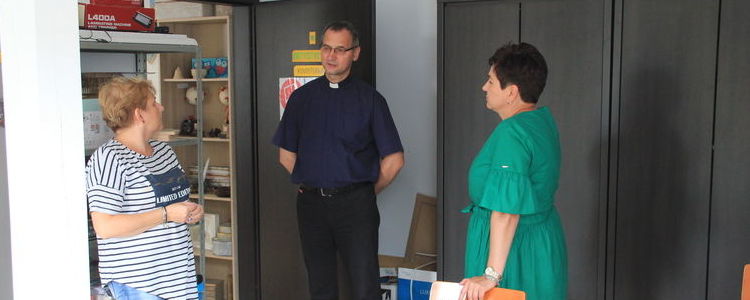 Anna Szarpak, ks. Michał Warchoł i starosta Danuta Smaga