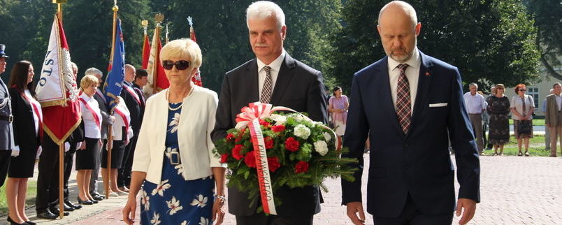Delegacja Zarządu i Rady Powiatu Puławskiego podczas uroczystych obchodów Święta Wojska Polskiego. Na Zdjęciu: Wicestarosta Leszek Gorgol, Przewodniczący Rady Powiatu Puławskiego - Janusz Wawerski oraz Radna Bożena Strzelecka.