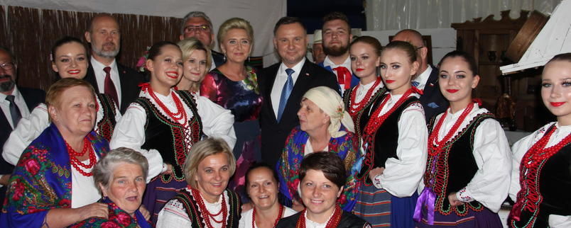 Wizyta Pary Prezydenckiej na stoisku regionalnym lubelszczyzny zakończyła się pamiątkową fotografią. 