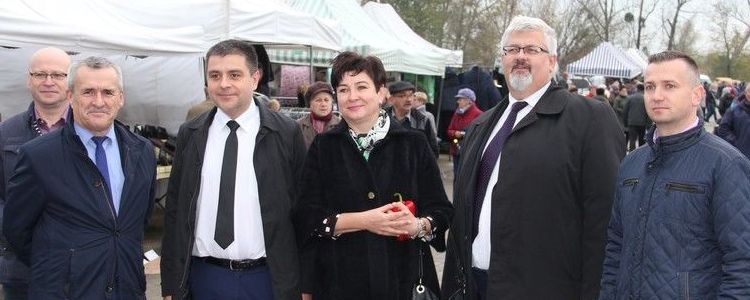 Starosta Danuta Smaga wraz z przedstawicielami samorządu powiatowego i miejskiego podczas otwarcia nowego targowiska w Puławach.