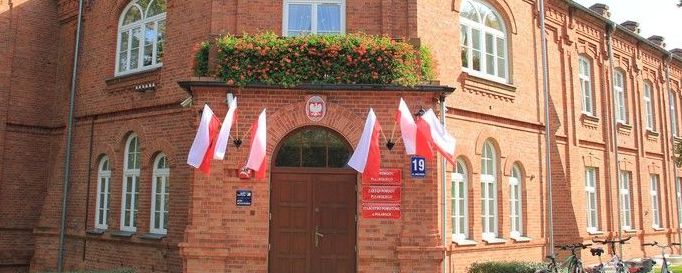 Biało-czerwone flagi na budynku Starostwa powiatowego w Puławach