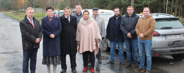 Przedstawiciele samorządu powiatowego, gminnego i wykonawcy podczas przekazania placu budowy.