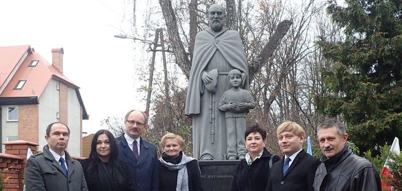Delegacja Powiatu Puławskiego pod pomnikiem św. Brata Alberta w Puławach