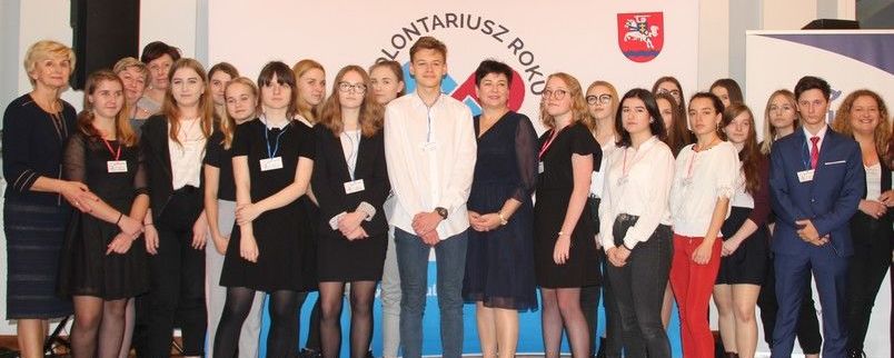 Starosta Danuta Smaga z młodzieżą na gali wolontariatu