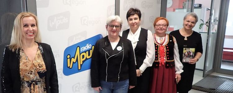 Od lewej strony: Joanna Czajkowska, Walentyna Nowak, starosta Danuta Smaga, Janina Wójcik i Irena Kolibska w studiu Radia Impuls.