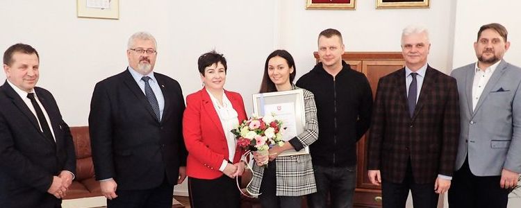 Zarząd Powiatu Puławskiego w towarzystwie Anny Sarzyńskiej i jej męża Piotra.