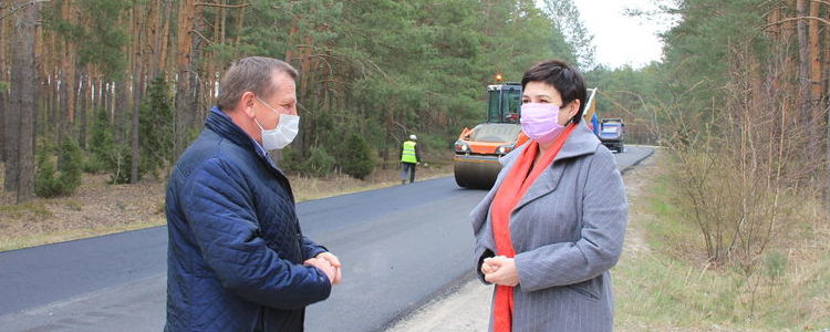 Starosta Danuta Smaga i członek zarządu Jan Ziomka na placu budowy drogi powiatowej nr 1437L.