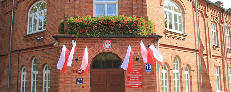 Biało-czerwone flagi Polski na budynku Starostwa Powiatowego w Puławach