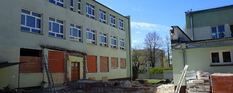 Budynek Zespołu Szkół nr 2 w Puławach w trakcie przebudowy.