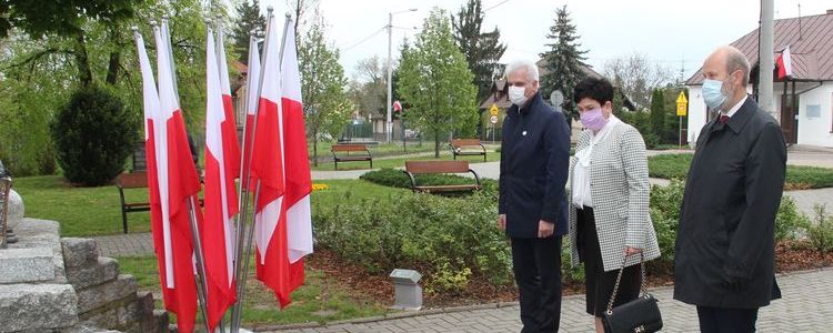 Delegacja Powiatu Puławskiego składa wiązankę pod pomnikiem Konstytucji