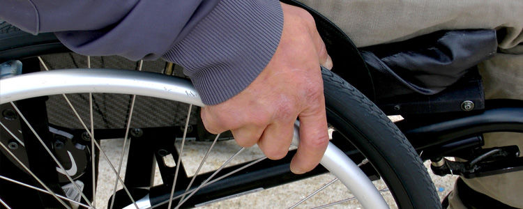 Osoba na wózku inwalidzkim.