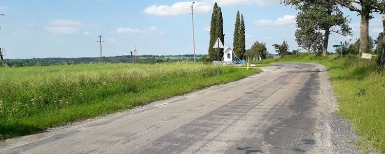 Fragment drogi powiatowej nr 2552L z Wąwolnicy do Poniatowej