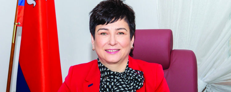 Starosta Puławski Danuta Smaga, w tle flaga powiatu