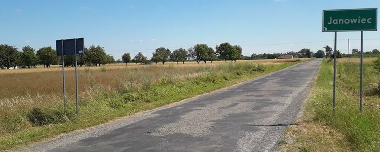 Fragment drogi powiatowej z Janowca do Ławeczka Starego.