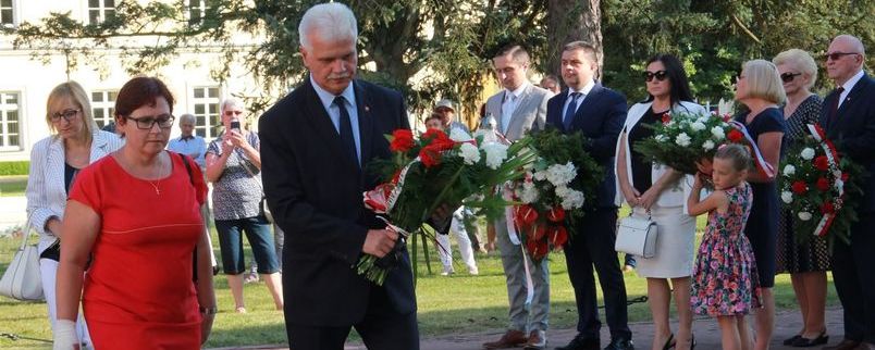 Złożenie kwiatów przez wicestarostę Leszka Gorgola  i radę powiatu puławskiego