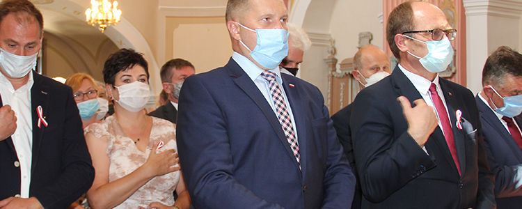 Starosta Danuta Smaga, poseł Krzysztof Szulowski i wojewoda Lech Sprawka w kościele w Baranowie w trakcie mszy św. dziękczynnej za Ojczyznę