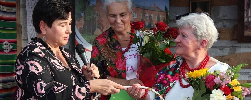 Starosta Danuta Smaga składa podziękowania dla przewodniczącej Walentyny Nowak