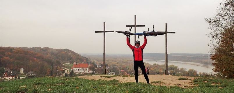 Autor z rowerem na Górze Trzech Krzyży w Kazimierzu Dolnym
