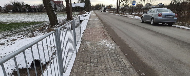 Fragment nowo wybudowanego chodnika przy drodze powiatowej w Dąbrówce.