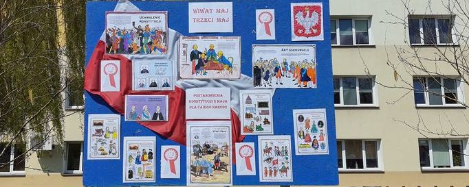 Prace uczniów na tablicy szkołą