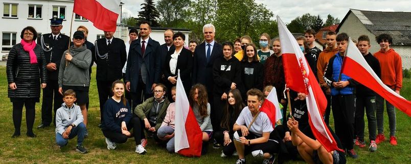 77. rocznica operacji „Weller 18”, uczestnicy uroczystości z flagami Polski