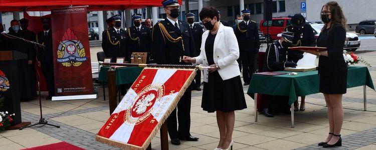 Uroczystość nadania sztandaru przez starosta puławskiego Danutę Smagę 
